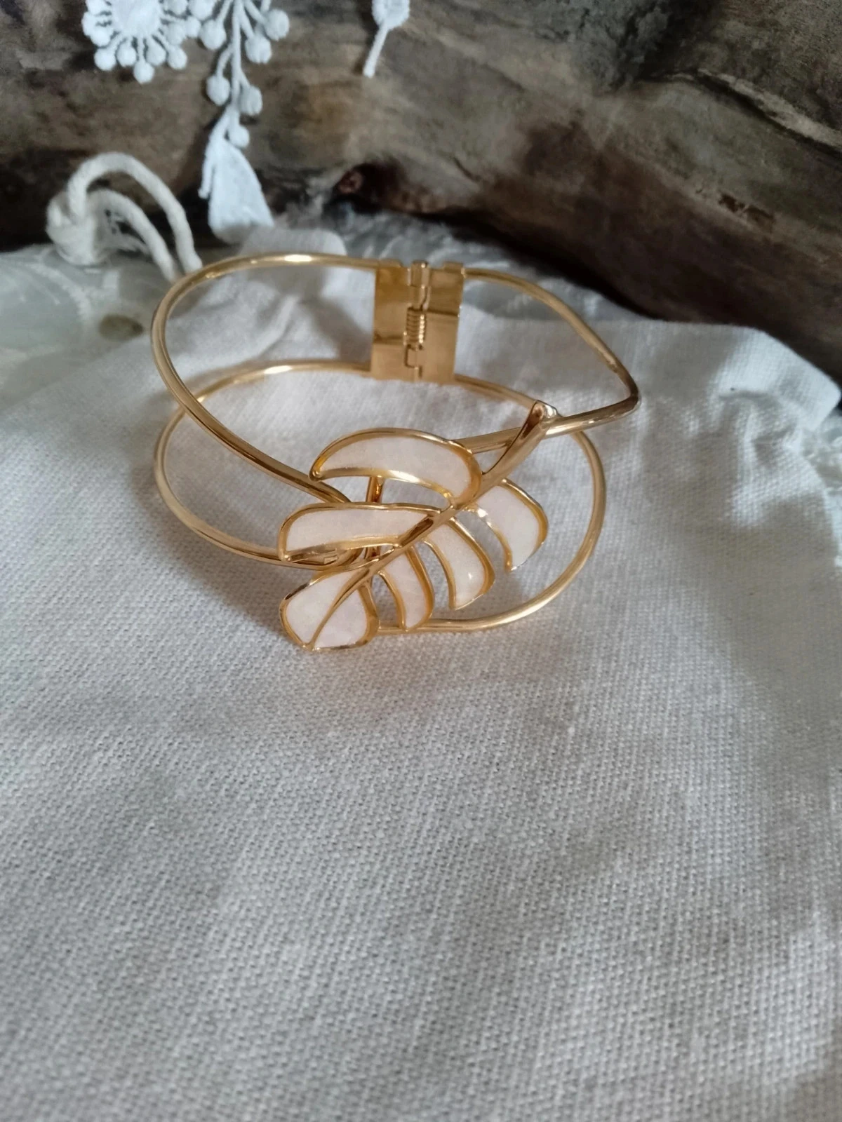 Bracelet bohème feuille dorée en na'cre blanche